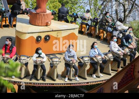 (200430) -- BEIJING, April 30, 2020 (Xinhua) -- People enjoy themselves at the Shanghai Happy Valley in east China's Shanghai Municipality April 5, 2020. (Shanghai Happy Valley/Handout via Xinhua) Stock Photo