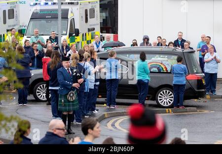 The funeral cortege of NHS worker Jane Murphy passes the Accident and Emergency department at the Edinburgh Royal Infirmary, Edinburgh. Stock Photo