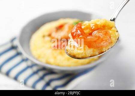 https://l450v.alamy.com/450v/2bjpfjc/spoon-with-fresh-tasty-shrimp-and-grits-closeup-2bjpfjc.jpg