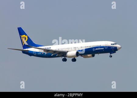 EI-DCL Ryanair Boeing 737-800 Next Gen, landing at Malpensa (MXP / LIMC), Milan, Italy Stock Photo