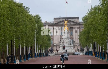 London, UK. 30th Apr, 2020. A near deserted Mall in London leading to Buckingham Palace Credit: Ian Davidson/Alamy Live News Stock Photo