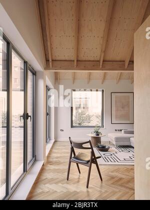 A view of the open plan living room/kitchen with vaulted ceiling and soft furnishings. Spencer Courtyard, London, United Kingdom. Architect: Kennedy T Stock Photo