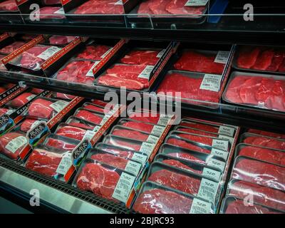 563 fotos de stock e banco de imagens de Meat Shelf Supermarket