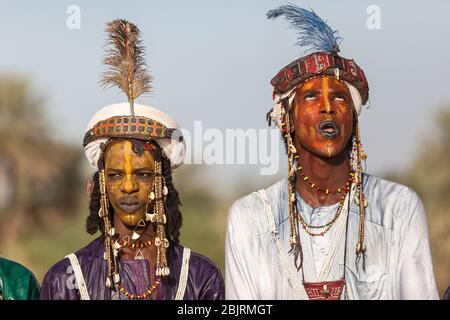 Ingall, Niger : Fulani Bororo Wodaabe nomads beauty competition African man portrait in colorful traditional clothes at Curee Sale festival Stock Photo