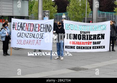 Vienna, Austria1st May 2020. Various leftist groups have called for a demonstration against the restrictions on availability. The demonstrators want to go to Vienna City Hall in compliance with the prescribed distance rules and mask. Banner with the inscription 'Borderless Solidarity'. Credit: Franz Perc / Alamy Live News Stock Photo