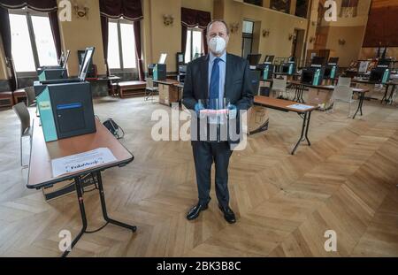 TWENTY 3D PRINTERS ARE MAKING PROTECTIVE VISORS IN A TOWN HALL IN PARIS Stock Photo