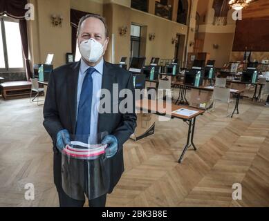 TWENTY 3D PRINTERS ARE MAKING PROTECTIVE VISORS IN A TOWN HALL IN PARIS Stock Photo