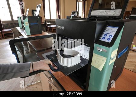 TWENTY 3D PRINTERS ARE MAKING PROTECTIVE VISORS IN A TOWN HALL IN PARIS Stock Photo