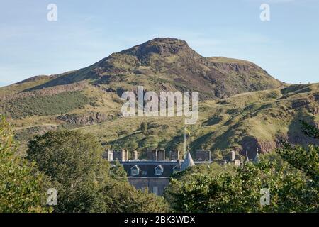 Holyrood Palace in Edinburgh, the official residence of Queen Elizabeth II, against a backdrop of Arthur's Seat Stock Photo