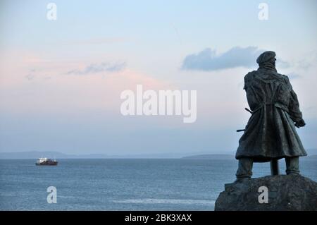 Around the UK - Dic Evans MBE,  Statue at Moelfre Lifeboat Station Stock Photo