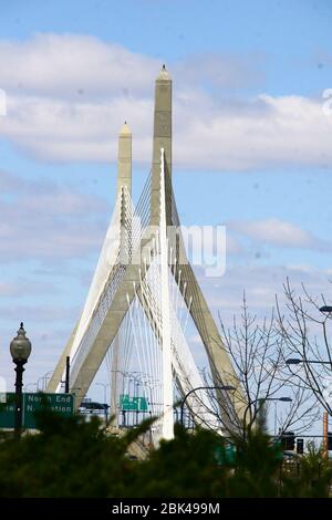 Blick auf eine berühmte Brücke im Zentrum von Boston in den USA