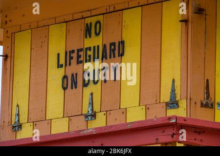 No lifeguard on duty warning on a closed lifeguard hut Stock Photo