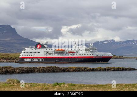 The MS Spitsbergen operated by Hurtigruten, moored on Hamarsfjörður close to Djúpivogur, Búlandsnes peninsula, eastern Iceland. Stock Photo