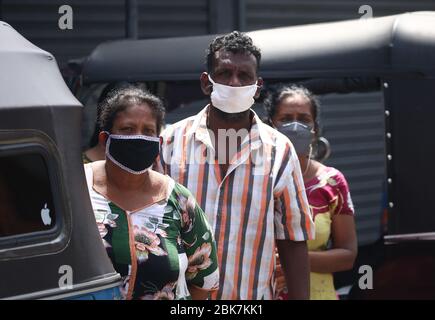 Colombo, western province, Sri Lanka. 2nd May, 2020. People stand near the coronavirus testing place in Colombo on May 02, 2020. Credit: Pradeep Dambarage/ZUMA Wire/Alamy Live News Stock Photo