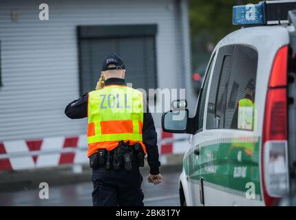 30 April 2020, Hessen, Frankfurt/Main: A customs officer stands by his vehicle during a truck inspection at the airport. Photo: Andreas Arnold/dpa Stock Photo