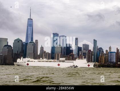 Manhattan, United States Of America. 30th Apr, 2020. NEW YORK (April 30, 2020) The hospital ship USNS Comfort (T-AH 20) departs New York Harbor after treating patients in New York and New Jersey. The ship and its embarked medical task force remain prepared for future tasking. The Navy, along with other U.S. Northern Command dedicated forces, remains engaged throughout the nation in support of the broader COVID-19 response.) Credit: Storms Media Group/Alamy Live News Stock Photo