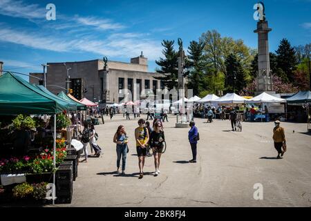 Brooklyn, United States Of America . 02nd May, 2020. Social distancing is enforced at the Grand Army Plaza farmer's market in Brooklyn, NY, on May 2, 2020. (Photo by Gabriele Holtermann-Gorden/Sipa USA) Credit: Sipa USA/Alamy Live News Stock Photo