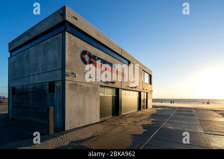 Guardhouse of the Katwijkse Reddingsbrigade (lifeguard association) at the beach of Katwijk aan Zee, The Netherlands Stock Photo