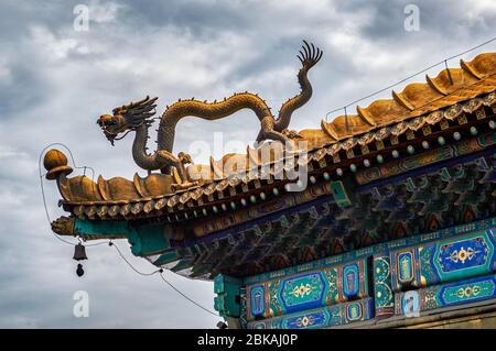 Gold-plated dragon decorating the roof of Temple of Xumi Fushou, one of the Eight Outer Temples of Chengde in Chengde Mountain Resort, summer residenc Stock Photo