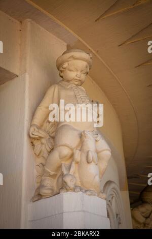 statue of the fountain temple in the Fritz-Encke-Park in the district Raderthal, Cologne, Germany.  Figur am Brunnentempel im Fritz-Encke-Volkspark in Stock Photo