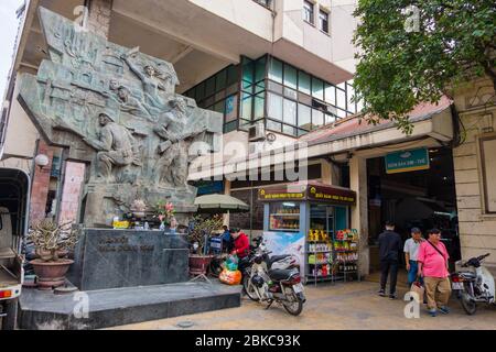 Memorial commemorating the battle between Viet Minh and French soldiers, in front of Cho Dong Xuan, market hall, exterior, old quarter, Hanoi, Vietnam Stock Photo