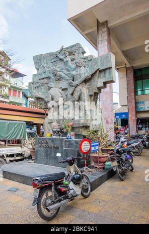 Memorial commemorating the battle between Viet Minh and French soldiers, in front of Cho Dong Xuan, market hall, exterior, old quarter, Hanoi, Vietnam Stock Photo