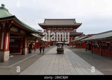 Tokyo, Japan. 3rd May, 2020. Sensoji Temple, the oldest and most famous temple in Tokyo, is almost empty during the Golden Week holidays amid the coronavirus (COVID-19) pandemic. Tokyo confirmed 91 coronavirus cases on Sunday, following an increase of 160 in previous days. Credit: Rodrigo Reyes Marin/ZUMA Wire/Alamy Live News Stock Photo