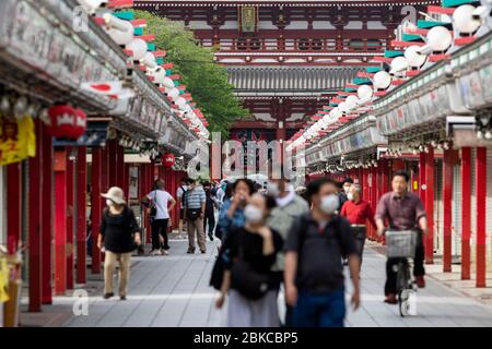 Tokyo, Japan. 3rd May, 2020. People wearing face masks visit the Sensoji Temple in Asakusa during the Golden Week holidays, amid the coronavirus (COVID-19) pandemic. Tokyo confirmed 91 coronavirus cases on Sunday, following an increase of 160 in previous days. Credit: Rodrigo Reyes Marin/ZUMA Wire/Alamy Live News Stock Photo