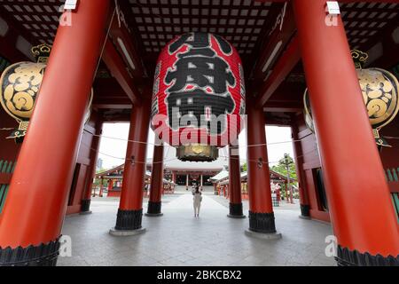 Tokyo, Japan. 3rd May, 2020. Sensoji Temple, the oldest and most famous temple in Tokyo, is almost empty during the Golden Week holidays amid the coronavirus (COVID-19) pandemic. Tokyo confirmed 91 coronavirus cases on Sunday, following an increase of 160 in previous days. Credit: Rodrigo Reyes Marin/ZUMA Wire/Alamy Live News Stock Photo