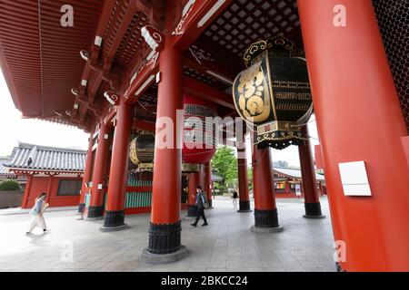 Tokyo, Japan. 3rd May, 2020. Sensoji Temple, the oldest and most famous temple in Tokyo, is almost empty during the Golden Week holidays amid the coronavirus (COVID-19) pandemic. Tokyo confirmed 91 coronavirus cases on Sunday, following an increase of 160 in previous days. Credit: Rodrigo Reyes Marin/ZUMA Wire/Alamy Live News Stock Photo