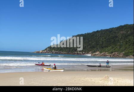 Florianopolis, Santa Catarina, Brasil. 3rd May, 2020. (INT) Covid-19: Movement at the beach. May 3, 2020, Florinopolis, Santa Catarina, Brazil: Movement at Brava beach located in the North of Florianopolis Island, Santa Catarina, this Sunday afternoon. Even with the Coronavirus pandemic, people are still having fun at the beach.Credit:Andrea Macedo /Thenews2 Credit: Andrea Macedo/TheNEWS2/ZUMA Wire/Alamy Live News Stock Photo