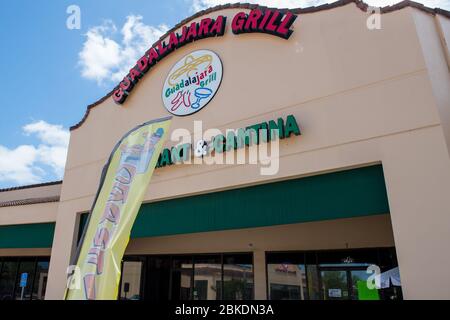 Lake Jackson, United States. 03rd May, 2020. A sign on the door of a  Denny's restaurant in Lake Jackson, Texas lets customers know that no  groups of more than six people can