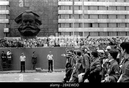 30 May 1980, Saxony, Karl-Marx-Stadt: Demonstrators walk past the Karl Marx Monument and the members of the SED Politburo with Erich Honecker. The 'V. Festival of Friendship' of the youth of the GDR and the USSR takes place at the end of May 1980 in Karl-Marx-Stadt. Photo: Volkmar Heinz/dpa-Zentralbild/ZB Stock Photo