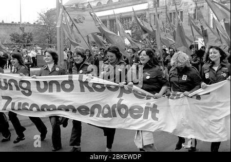 30 May 1980, Saxony, Karl-Marx-Stadt: Young FDJ members at a demonstration. The 'V. Festival of Friendship' of the youth of the GDR and the USSR takes place at the end of May 1980 in Karl-Marx-Stadt. Photo: Volkmar Heinz/dpa-Zentralbild/ZB Stock Photo