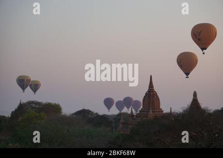 firo: 02/29/2020 travel, tourism, tourism, Asia, country and people hot air balloon in versus light Bagan, Old Bagan, sunset pagodas, Myanmar, sunset Bagan is a historic royal city in Myanmar with over two thousand preserved sacred buildings made of brick Myanmar, Bagan, sunrise, Balonfahrt | usage worldwide Stock Photo
