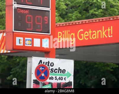Duisburg, Germany. 04th May, 2020. For 99 cents a litre of diesel is offered at a filling station. The prices for petrol and diesel have been falling for weeks. Filling up is currently as cheap as it was last time during the financial crisis in 2008/2009. Credit: Roland Weihrauch/dpa/Alamy Live News Stock Photo