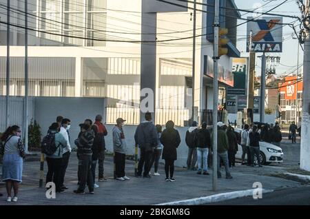 Porto Alegre, Brazil. 04th May, 2020. Caixa Econômica Federal branches registered larger queues than usual this Monday (4th), in Porto Alegre. Credit: Omar de Oliveira/FotoArena/Alamy Live News Stock Photo