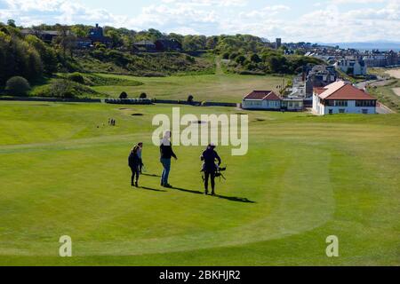 Family walking on 1st Green, Glen Golf Course closed during Covid-19 lockdown Stock Photo