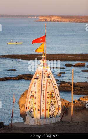 India, Daman and Diu Territory, Diu District, Kankeshwari Mata hindu temple and Arabian Sea Stock Photo