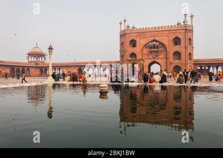 India, National Capital Territory of Delhi, Old Delhi, Jama Masjid Mosque built by Mughal emperor Shah Jahan in 1656, believers practicing ablutions in the central basin Stock Photo