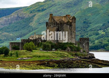 United Kingdom, Scotland, Highlands, Ross & Cromarty County, Dornie, Eilean Donan Castle at the entrance to Loch Duich Stock Photo