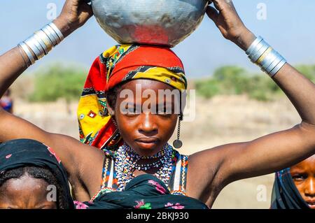 Sudan, south Kordofan, Fulani nomad camp on the edge of Bahr el-Ghazal, young girl returning from the well Stock Photo