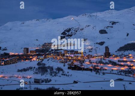 France, Savoie (73) Vanoise massif, three valleys ski area, Saint Martin de Belleville, Les Menuires, the resort and the ski area exposed to the south as seen from the slopes of Pointe de la Masse at dusk Stock Photo