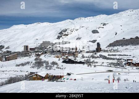 France, Savoie, Vanoise massif, three valleys ski area, Saint Martin de Belleville, Les Menuires, the resort and the ski area exposed to the south as seen from the slopes of Pointe de la Masse Stock Photo