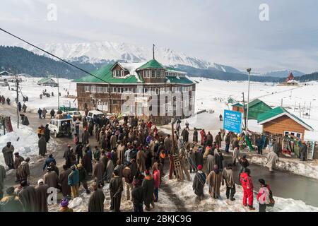 India, Jammu and Kashmir, Gulmarg, mountain guides waiting for tourist customers at a crossroads, altitude 2700 meters Stock Photo