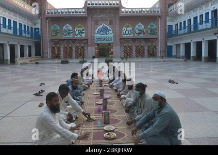 Lahore, Pakistan. 04th May, 2020. Pakistani members of Jamia Naeemia administration offering dua during Iftar as they sit in social distance during Ramazan-ul-Mubarak in provincial capital city Lahore. Millions of Muslims have started Ramadan, the holiest month on the Islamic calendar, under the coronavirus lockdown or strict social restrictions from government of Pakistan. (Photo by Rana Sajid Hussain/Pacific Press) Credit: Pacific Press Agency/Alamy Live News Stock Photo