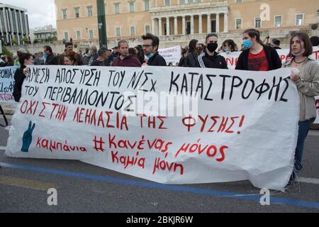 Athens, Greece. 4th May, 2020. Protesters hold placards and banners bearing messages such as against oil drilling, mining and wind farms. Hundreds gathered in front of the parliament to demonstrate against the government's environmental draft bill that lifts restrictions and as activists and environmental organizations claim will seriously endanger the environment. Credit: Nikolas Georgiou/ZUMA Wire/Alamy Live News Stock Photo