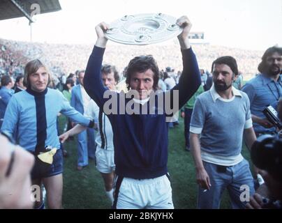 Jupp HEYNCKES celebrates its 75th birthday on May 9, 2020. Archive photo: Jupp HEYNCKES (Gladbach) cheers with the Bundesliga Bundesliga championship championship Borussia Monchengladbach - Eintracht Braunschweig (Brunswick) (Brunswick) 2: 0 on 07.06.1975 | usage worldwide Stock Photo