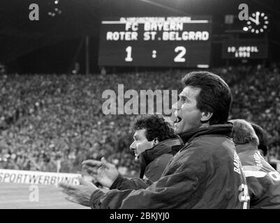 Jupp HEYNCKES celebrates its 75th birthday on May 9, 2020. Archive photo: Jupp HEYNCKES, Germany, soccer, coach FC Bayern Munich, sitting loudly shouting on the coachbank, at the European Cup game FC Bayern Munich - Red Star Belgrade 1: 2, April 10, 1991. | usage worldwide Stock Photo