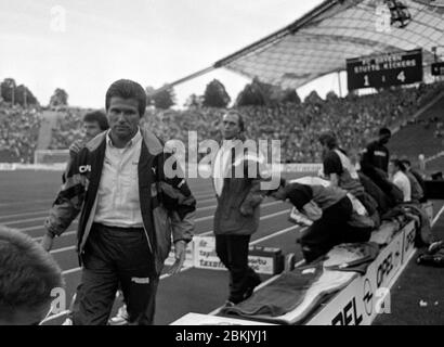 Munich, Deutschland. 05th May, 2020. Jupp HEYNCKES celebrates its 75th birthday on May 9, 2020. Archive photo: Jupp HEYNCKES, Germany, soccer, coach FC Bayern Munich, gets disappointed from the coachbank after the game FC Bayern Munich - Stuttgarter Kickers 1: 4, 05.10.1991. | usage worldwide Credit: dpa/Alamy Live News Stock Photo